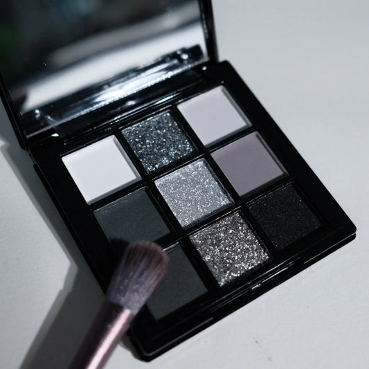 Eyeshadow palette: Black Swan, Smoky, Dark Black, Grey Silver Glitter